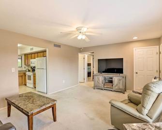 Less Than 1 Mi to Golf Home with Screened Porch in Sun City - Sun City West - Sala de estar