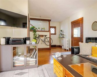 3-bedroom house in beautiful Kingfield Minneapolis with WiFi, AC, fitness room - Minneapolis - Soggiorno