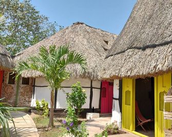 Hotel y Museo Aldea Maya Toktli Orígenes - Izamal - Außenansicht