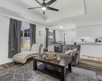 3 BR Amazing Fully Fenced Home Close to the Colleges - Conway - Living room
