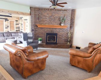 The Ranch House Sleeps 20, Bikes, Hot Tub - Lindon - Living room