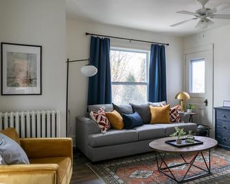 Stylish Historic Upper- Short Walk to Downtown, Lakes & Restaurants - Oconomowoc - Huiskamer
