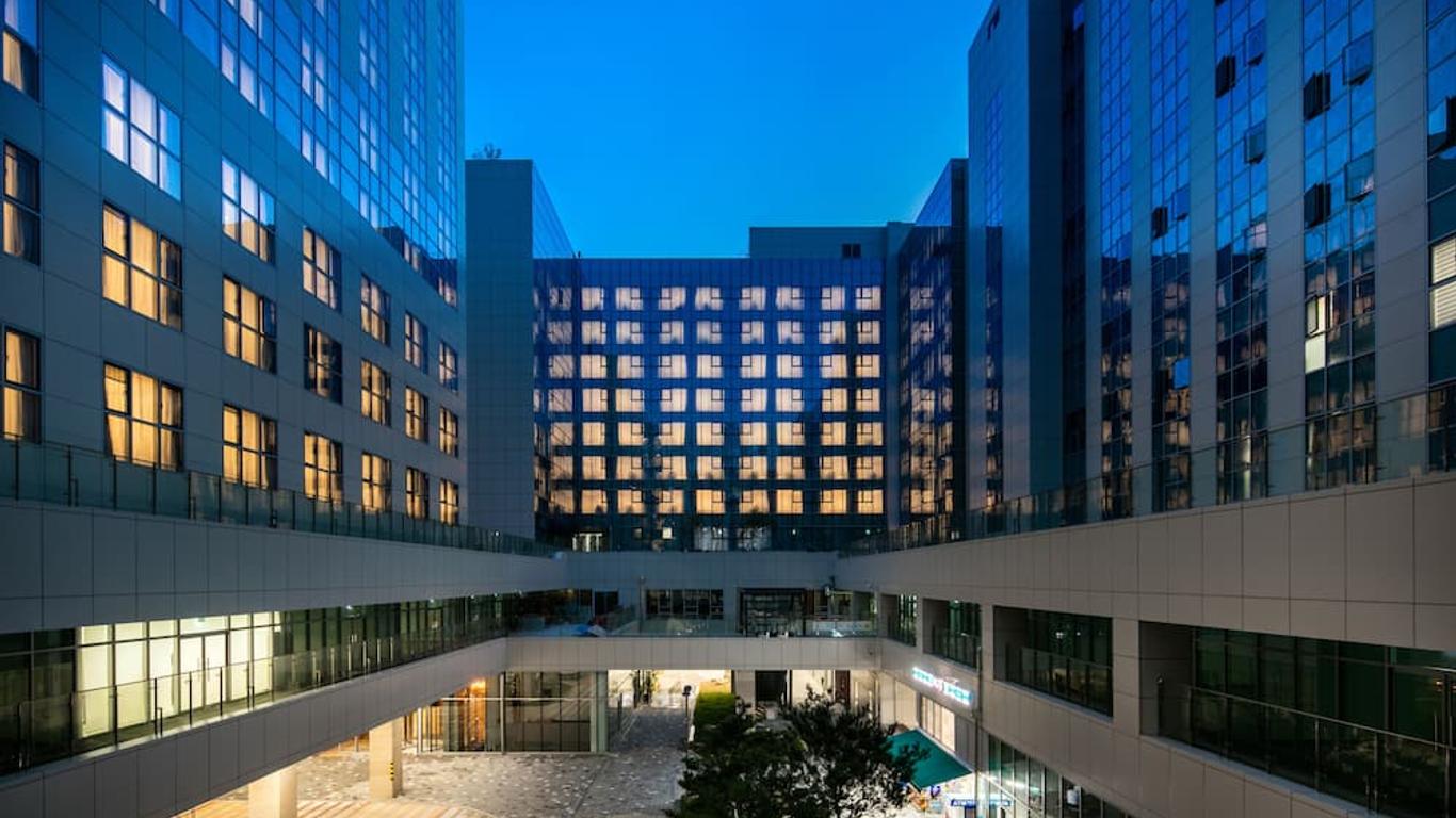 Golden Tulip Incheon Airport Hotel & Suites