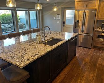 Grand Traverse Getaway Downtown Luxury Condo 3 Blocks From The Beach, Sleeps 16. - Traverse City - Kitchen