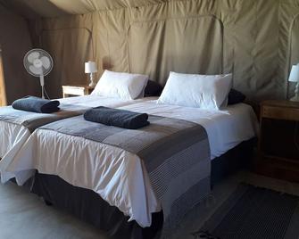 Blue Bushman Luxury Tented Lodge - Kamanjab - Camera da letto