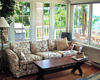 Perfect Getaway: Yacht Club Waterfront Luxury Beach House - Vashon - Sala de estar