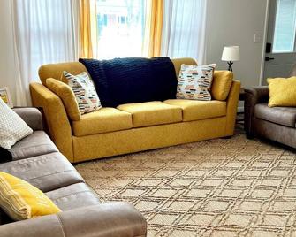 Steps from the University of IA & Hospital Campus! - Iowa City - Living room