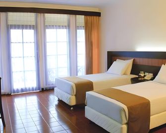 Danau Toba International Cottage Berastagi - Berastagi - Schlafzimmer