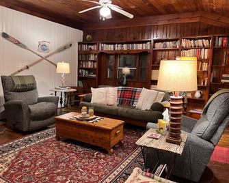 Cozy autumn retreat, lakeside with hot tub and fire pit, perfect for couples! - Keeseville - Living room