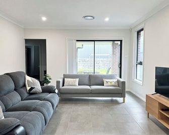 Convenient and Peaceful 4BR New House in Gregory Hills - 나렐란 - 거실