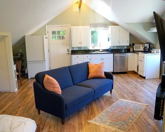 Peaceful and private studio, easy walk to downtown Edmonds - Edmonds - Living room