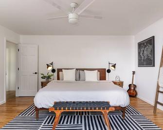 Midnight Meadow - Light & Airy Cabin\n\n - Callicoon - Habitación