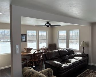 Spacious waterfront home recently remodeled with WiFi, AC, and cable TV. - Oconto - Sala de estar