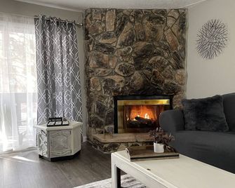Fully Remodeled, Next to Ski Lift, Very Spacious - Angel Fire - Living room