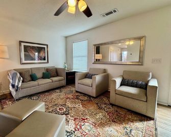 Comfy and Stay in Perry close to GA Fairgrounds, Warner Robins AFB and more - Perry - Wohnzimmer