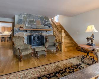 Fat Raccoon Country Estate And Gaming Lounge - Long Point - Living room
