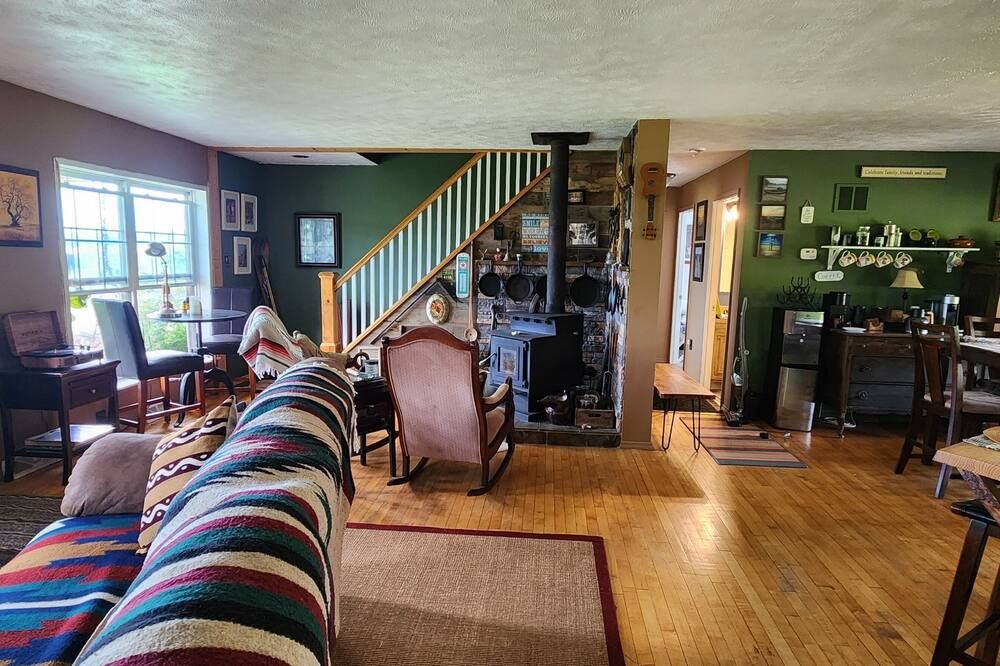 Welcoming 3-bedroom house in Vanderbilt with an amazing view!