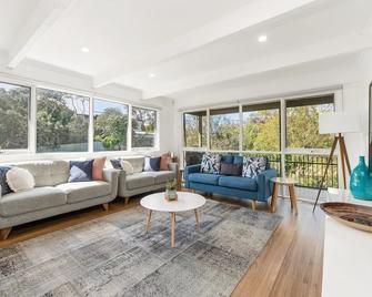 Amelia - moments to the bay - Rye - Living room