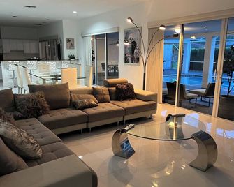 3-bedroom in Davie . WiFi, AC. Pool ,near to Sawgrass Mall, Hard Rock ,F Garden, - Davie - Living room