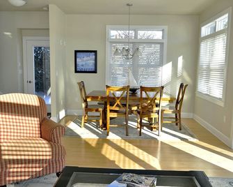 Door County Waterfront Cottage - Sturgeon Bay - Dining room