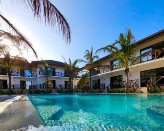 Sand Beach Boutique Hotel - Бвейю - Басейн