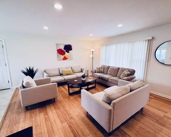 Modern Aesthetic 3br/1.5ba Family Haven w/ Yard - Elk Grove Village - Living room
