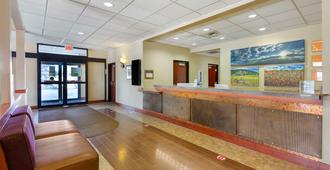 Best Western Golden Prairie Inn & Suites - Sidney - Front desk