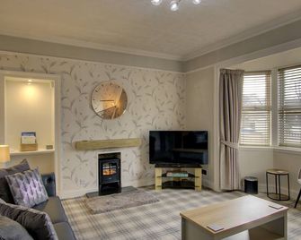 Beautifully furnished 3-bedroom town house on the North Coast 500 route - Wick - Living room