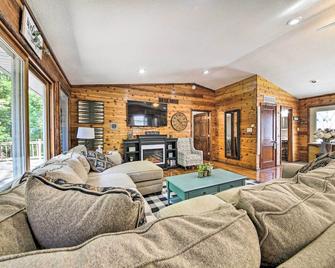Woodsy Home w/ View, 1 Mi to Lake Shelbyville - Shelbyville - Sala de estar