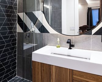 Large Modern Loft in Central Location - Kirkland - Bathroom
