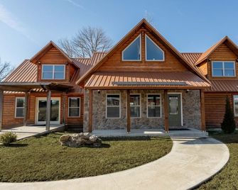 Table Rock Lake Luxe Cabin Chef's kitchen King Bed - Shell Knob - Building