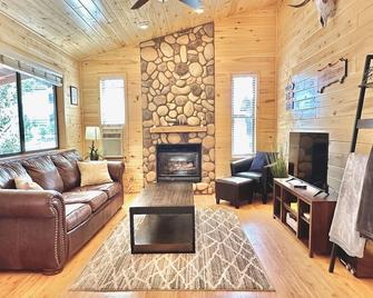 Sundance | Pet Friendly Hideaway in Rim Country! - Heber-Overgaard - Living room