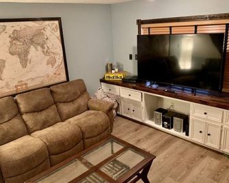 Aggie Retreatspacioussleeps 17close To Campus - Bryan - Living room