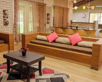 Tiki Farms - Karjat - Olohuone