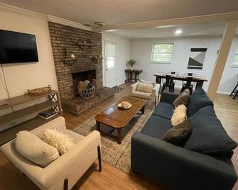 SoKno Retreat B-5 min to DT Knox - Knoxville - Wohnzimmer