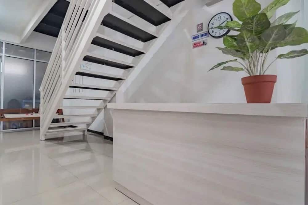 Hotel O 95063 Afifah Syariah Guest House Manado - מאנאדו - מדרגות
