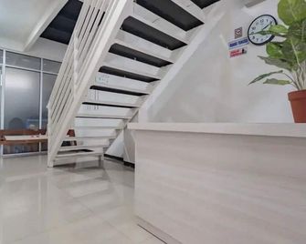 Hotel O 95063 Afifah Syariah Guest House Manado - מאנאדו - מדרגות