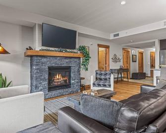Spring Creek Luxury King One Bedroom at White Spruce Lodge - Canmore - Living room