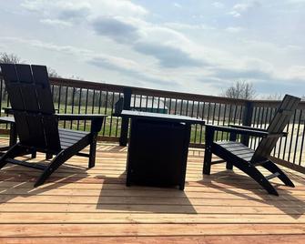 Cabin 3: Escape to Enchantment, Aframe Glamping at The Wildflower. - Princeton - Balcony