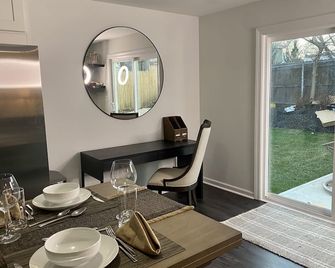 2 min away from train station - Huntington Station - Dining room