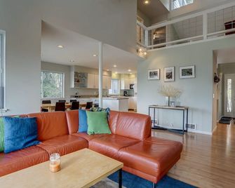 Fir Mountain Escape - Stunning Views, River & Mountain Views, Hot Tub - Hood River - Living room