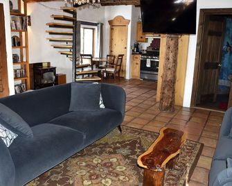 Peaceful New Mexican Charm, Jacuzzi, Walk To Arroyo Seco, Pets Welcome - Arroyo Seco - Living room