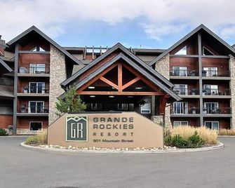 Mountain view retreat - 1 BR Canmore condo w/pool, waterslide & hot tub - Canmore - Bygning