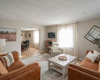 Quaint 3bd Home \ 2 King Beds \ 3tvs \ Free Wifi - Madison Heights - Obývací pokoj
