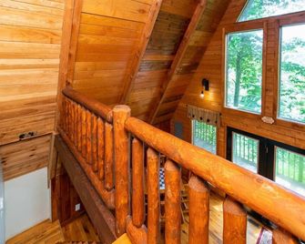 Hot Tub - Haven at the Red - Red River Gorge KY - Slade - Escaleras