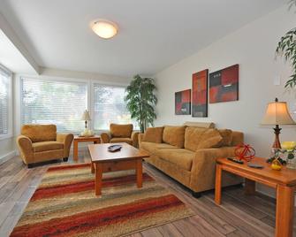 Beautiful Suite in Shannon Lake area - West Kelowna - Living room
