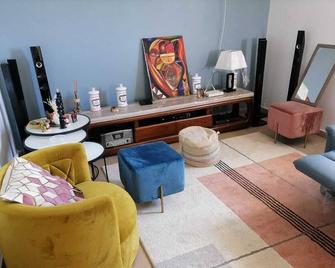 House in a silent neighborhood perfect for the family! - Libreville - Living room