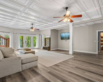 Heaven on Hiawatha Ln, 4 bed 4.5 bath Lakefront Home Close to Twin Cove Marina - Caryville - Obývací pokoj