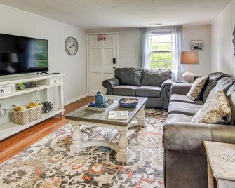 Private Hot Tub: Cottage Near Hikes & Pigeon River - Canton - Sala de estar