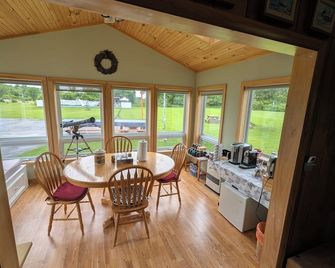Country Winter Getaway! 2BR Rural House property, dog friendly with a hot tub! - Alexandria Bay - Comedor